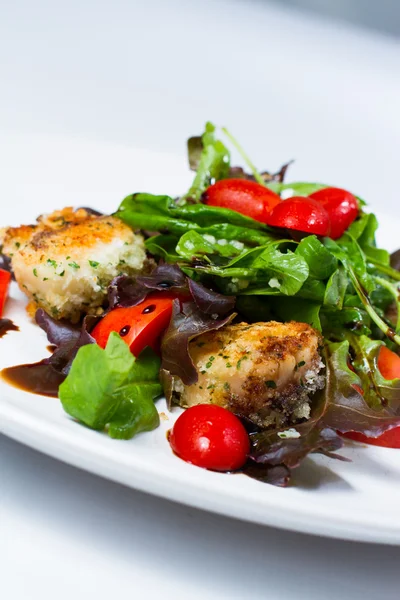 Vieiras y ensalada de rúcula —  Fotos de Stock