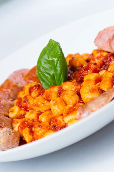 Gnocchi con salsiccia di maiale fresca italiana — Foto Stock