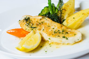 kar balık yağı, limon ve biberiye