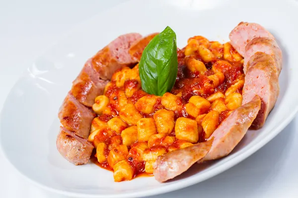 Gnocchi con salsiccia di maiale fresca italiana — Foto Stock