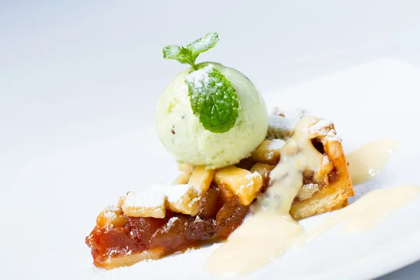 Apple pie with ice cream — Stock Photo, Image