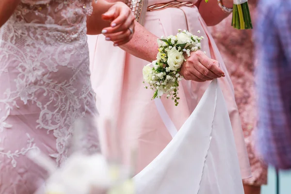 Braut mit Brautjungfern — Stockfoto