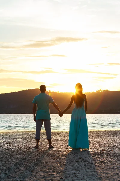 Um casal na praia — Fotografia de Stock