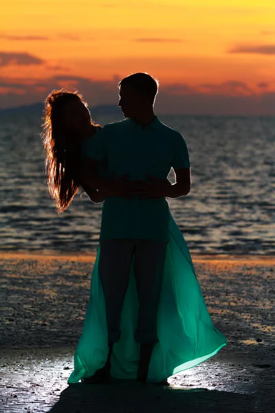 Paar am Strand bei Sonnenuntergang — Stockfoto