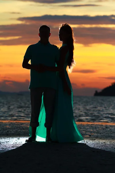 Pareja en la playa al atardecer — Foto de Stock