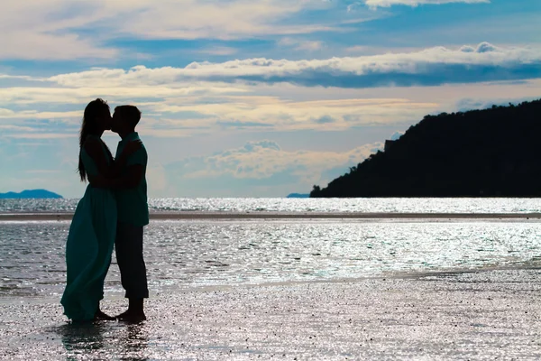 Par kyssas på stranden — Stockfoto