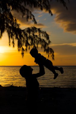 Anne ve küçük oğlu silhouettes