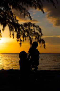 Anne ve küçük oğlu silhouettes