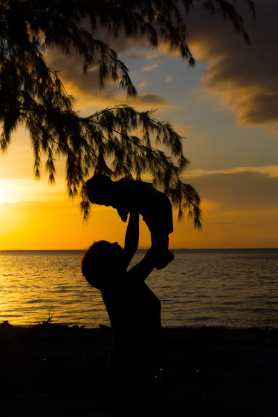 Moeder en kleine zoon silhouetten — Stockfoto