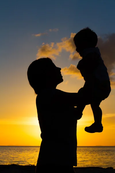 Mamma och lilla son silhuetter — Stockfoto