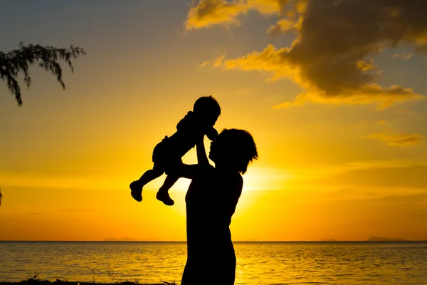 Moeder en kleine zoon silhouetten — Stockfoto