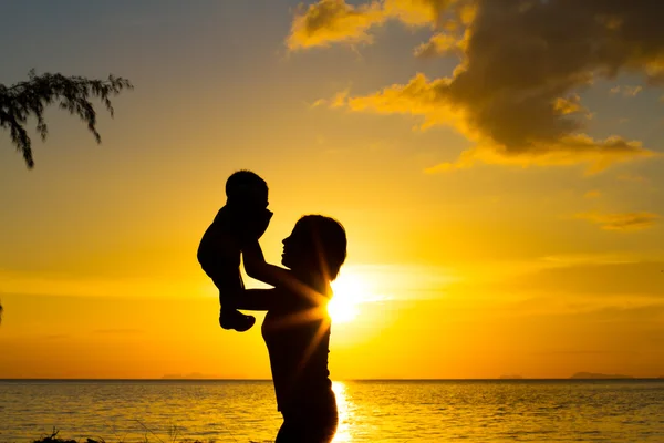 Mutter und kleiner Sohn Silhouetten — Stockfoto