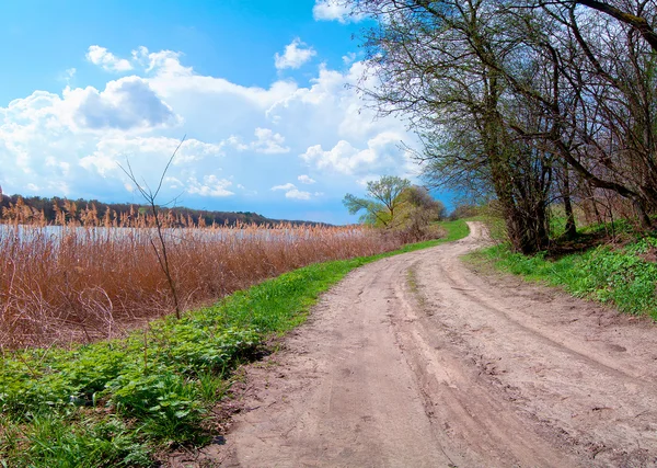 Landstraße in Flussnähe — Stockfoto