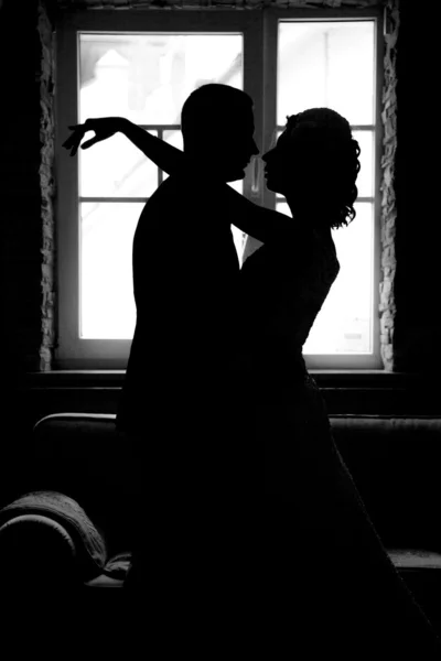 Silhouette of a couple embracing — Stock Photo, Image