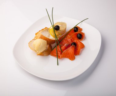 ekmek tabağı ile çiğ kırmızı balık