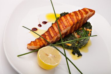 plaka üzerinde sebzeli balık fileto ızgara