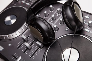 dj mikser ile kulaklıklar