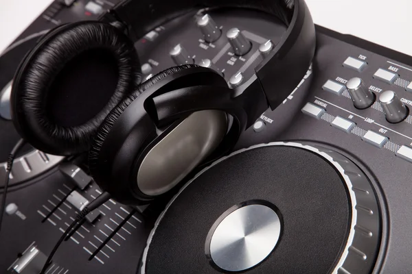 DJ-mixer med hörlurar — Stockfoto