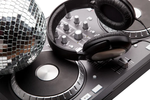 DJ-Mischpult mit Kopfhörer — Stockfoto