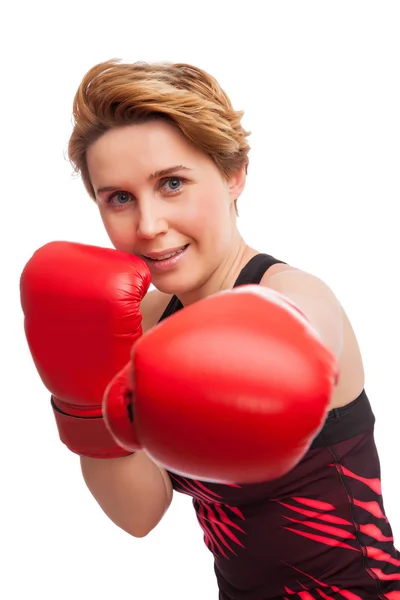 Guantes de boxeo de mujer joven deportiva, cara de estudio de chica fitness aislado en blanco — Foto de Stock