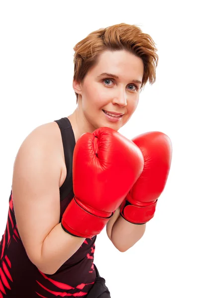 Guantes de boxeo de mujer joven deportiva, cara de estudio de chica fitness aislado en blanco —  Fotos de Stock