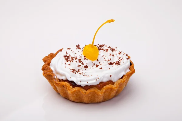 Cupcake com cereja isolada em branco Imagens Royalty-Free
