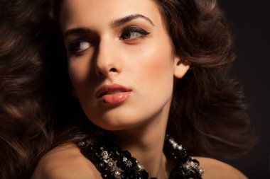 Güzel esmer kadın.