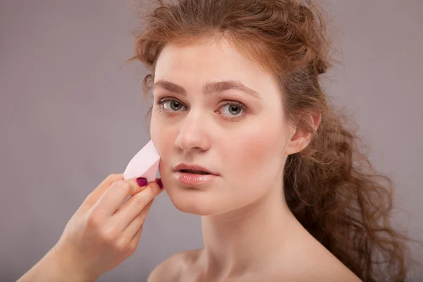 Applying Makeup girl with perfect skin — Stock Photo, Image