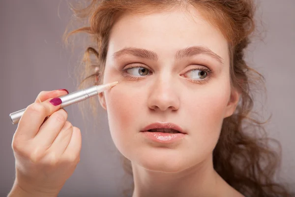 Applying Makeup girl with perfect skin — Stock Photo, Image