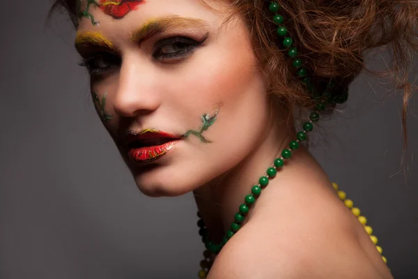 Portrait avec art maquillage fleurs visage — Photo