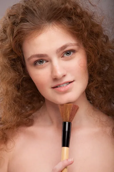 Applying Makeup girl with curly hair — Stock Photo, Image
