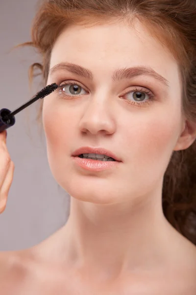 Applying Makeup girl with perfect skin — Stock Photo, Image