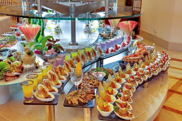 Buffet avec différents apéritifs — Photo