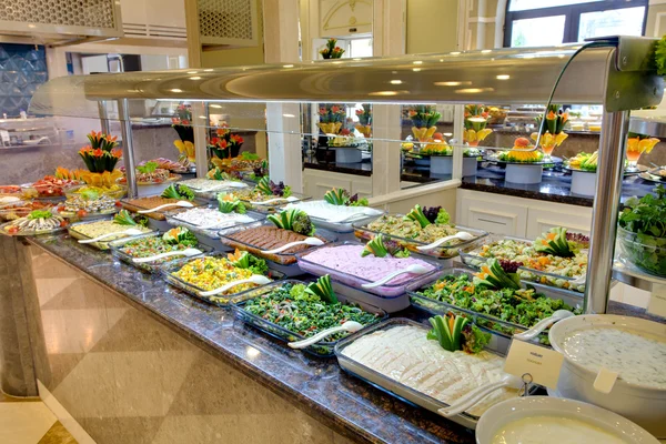 Buffet met verschillende voorgerechten — Stockfoto