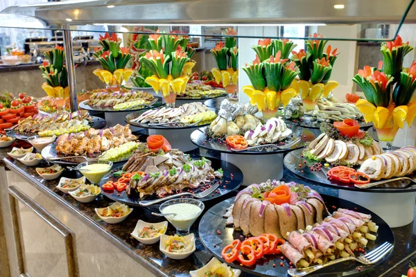 Buffet mit verschiedenen Vorspeisen — Stockfoto