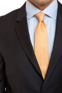 Turuncu kravat ile siyah takım elbise