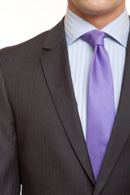 Mavi kravatlı takım elbise