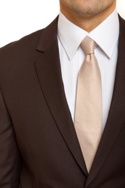 bej renkli kravat ile kahverengi takım