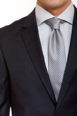 gri kravat ile siyah takım elbise