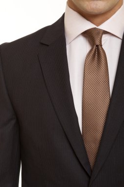 kahverengi kravat ile siyah takım elbise