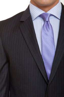 Mavi kravatlı gri takım elbise