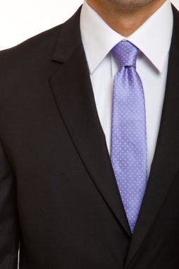 Mavi kravatlı gri takım elbise