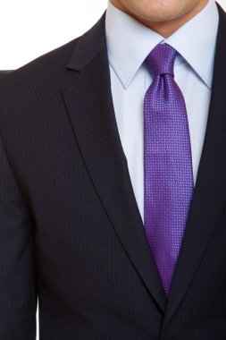 Mavi kravat ile siyah takım elbise