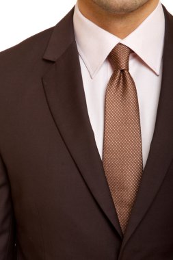 kahverengi takım kravat ile