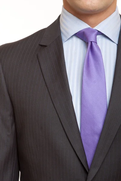 Mavi kravatlı takım elbise