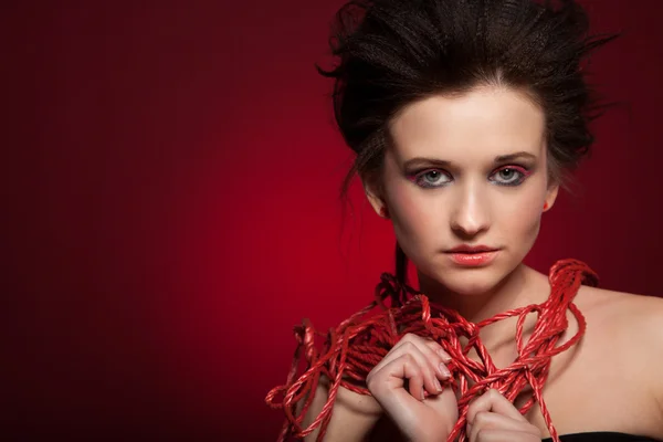 Ung kvinna med röda webben — Stockfoto