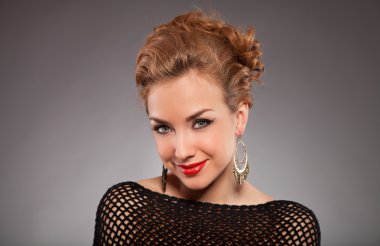 Kırmızı rujlu kadın.