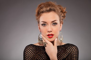 Kırmızı rujlu kadın.