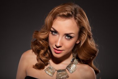 Kız güzel bir kolye