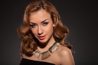 Kız güzel bir kolye